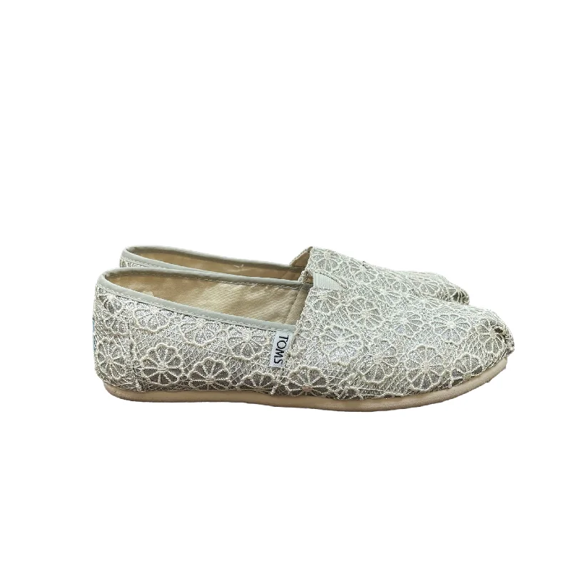 trendy flats near beaches-Silver & White Shoes Flats By Toms, Size: 7.5