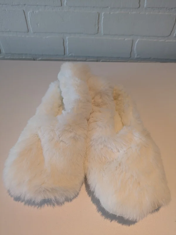 soft slippers for relaxation-Slippers By Clothes Mentor In White, Size: 8