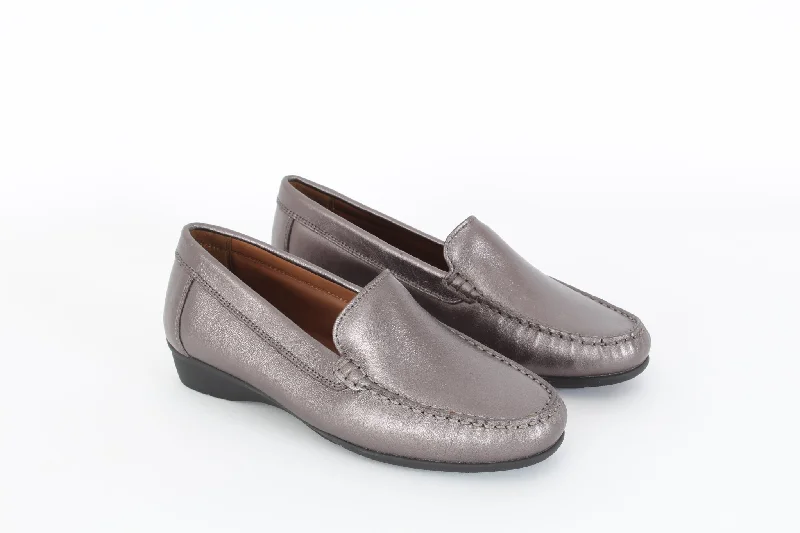 Loafers for relaxed outingsEXTIME slip-on loafers