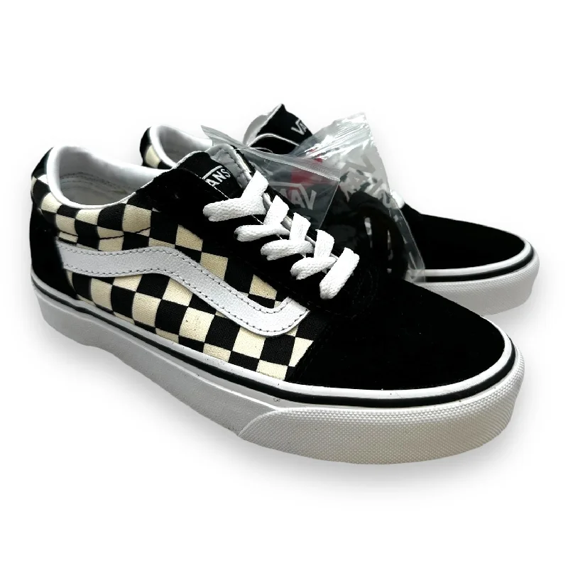 Athletic shoes with steady basesShoes Sneakers By Vans, Size: 5