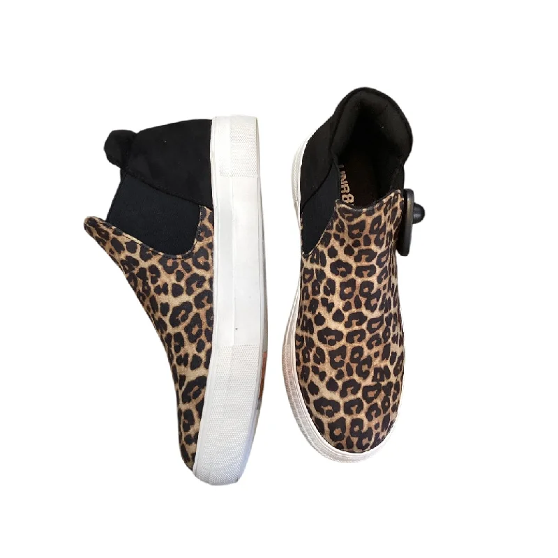 Athletic shoes with loud patternsShoes Sneakers By Clothes Mentor In Animal Print, Size: 8.5