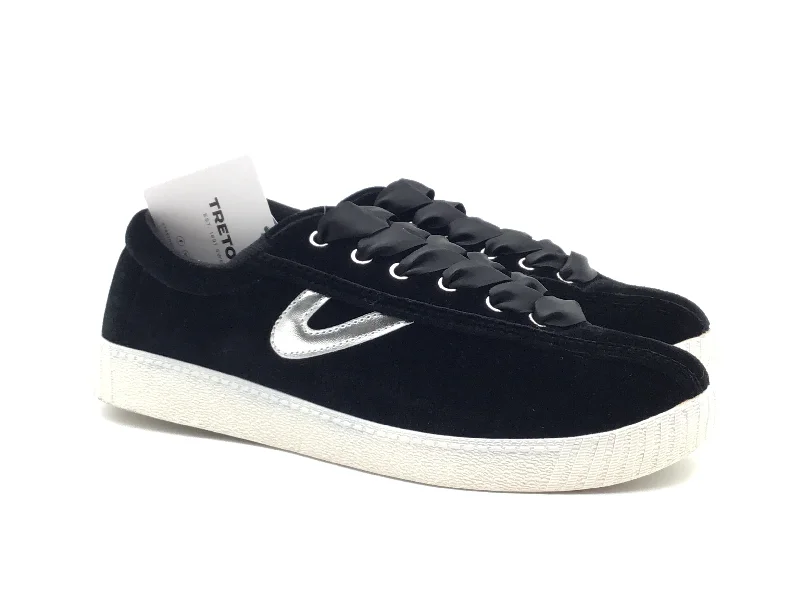 Athletic shoes with airy liningsShoes Sneakers By Clothes Mentor In Black & White, Size: 7.5