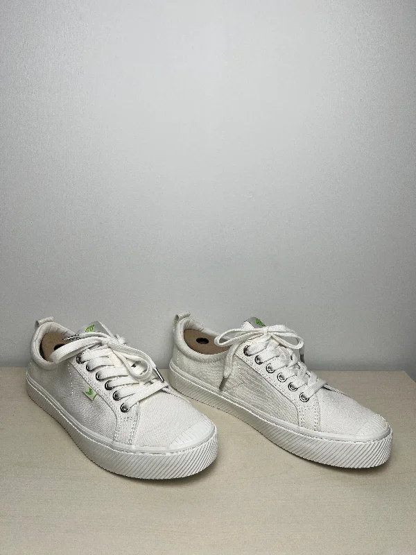 Athletic shoes with superior tractionShoes Sneakers By Cariuma In White, Size: 9.5