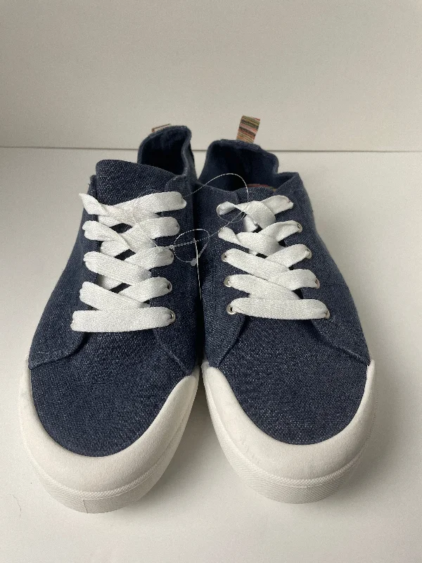 Athletic shoes with clean looksBlue Shoes Sneakers Maurices, Size 11