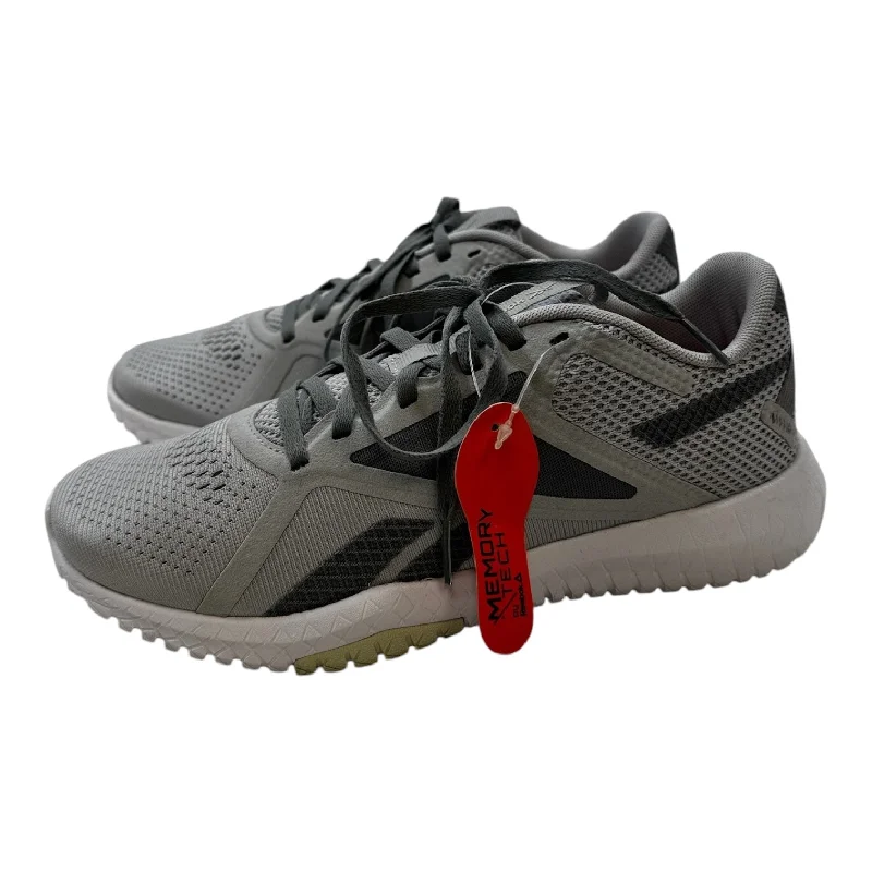 Athletic shoes with grippy solesShoes Sneakers By Reebok In Grey, Size: 8